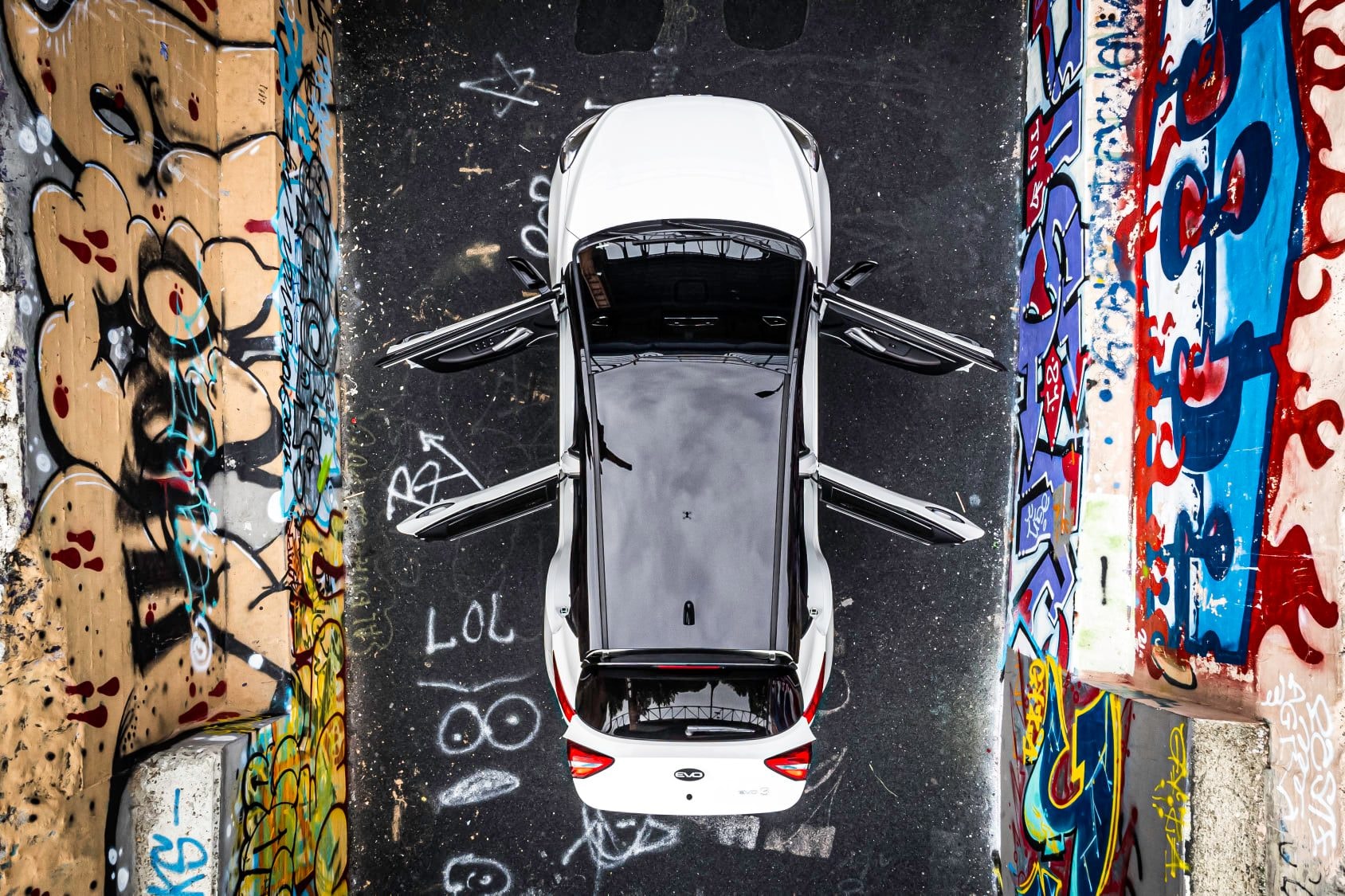 EVO 3 en una carretera, mostrando sus líneas deportivas