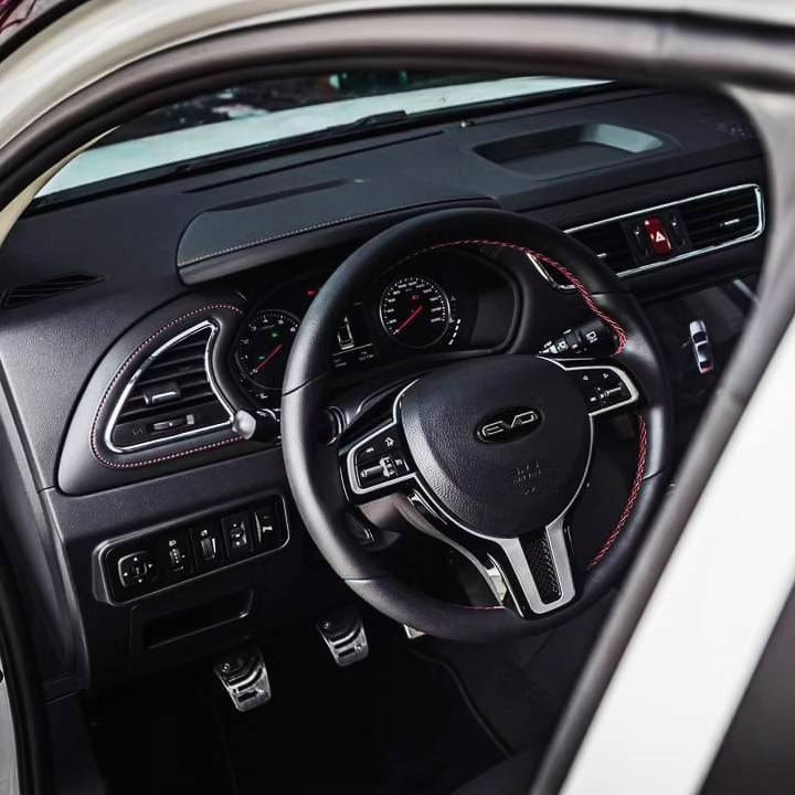 Interior del EVO 3 resaltando el diseño moderno y funcional