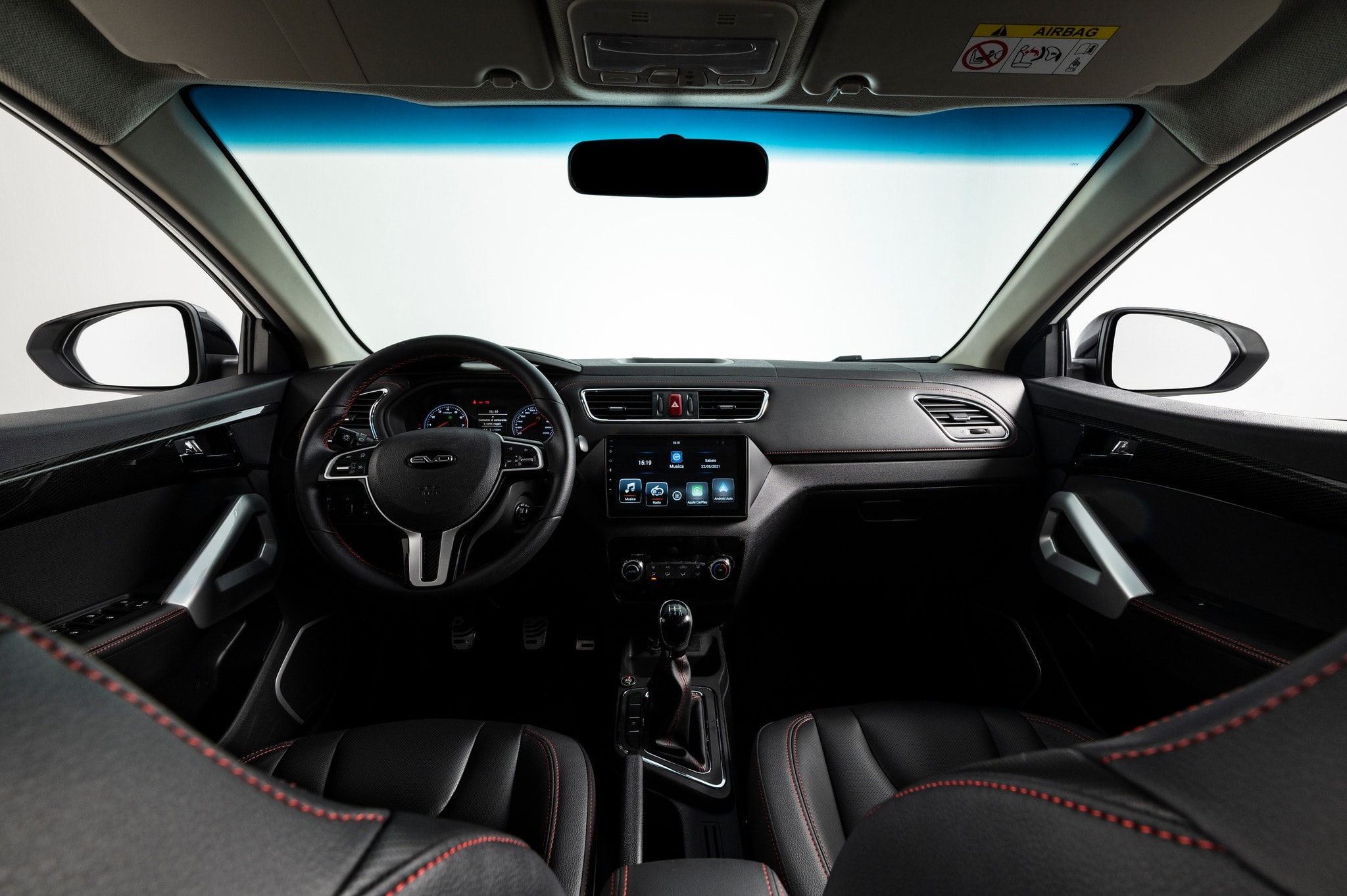 Perspectiva frontal del EVO 3 mostrando su audaz parrilla y faros.