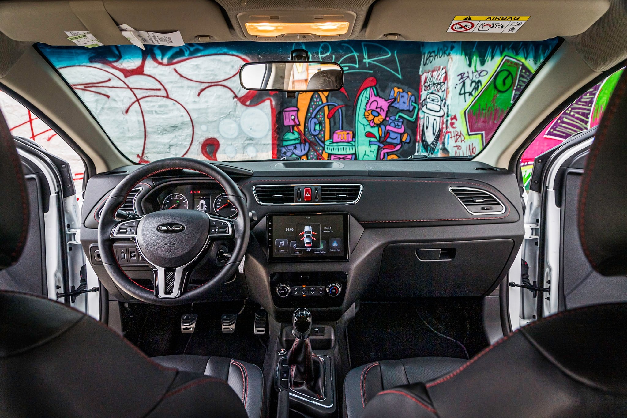 Interior del EVO 3 con un diseño elegante y tecnología avanzada.