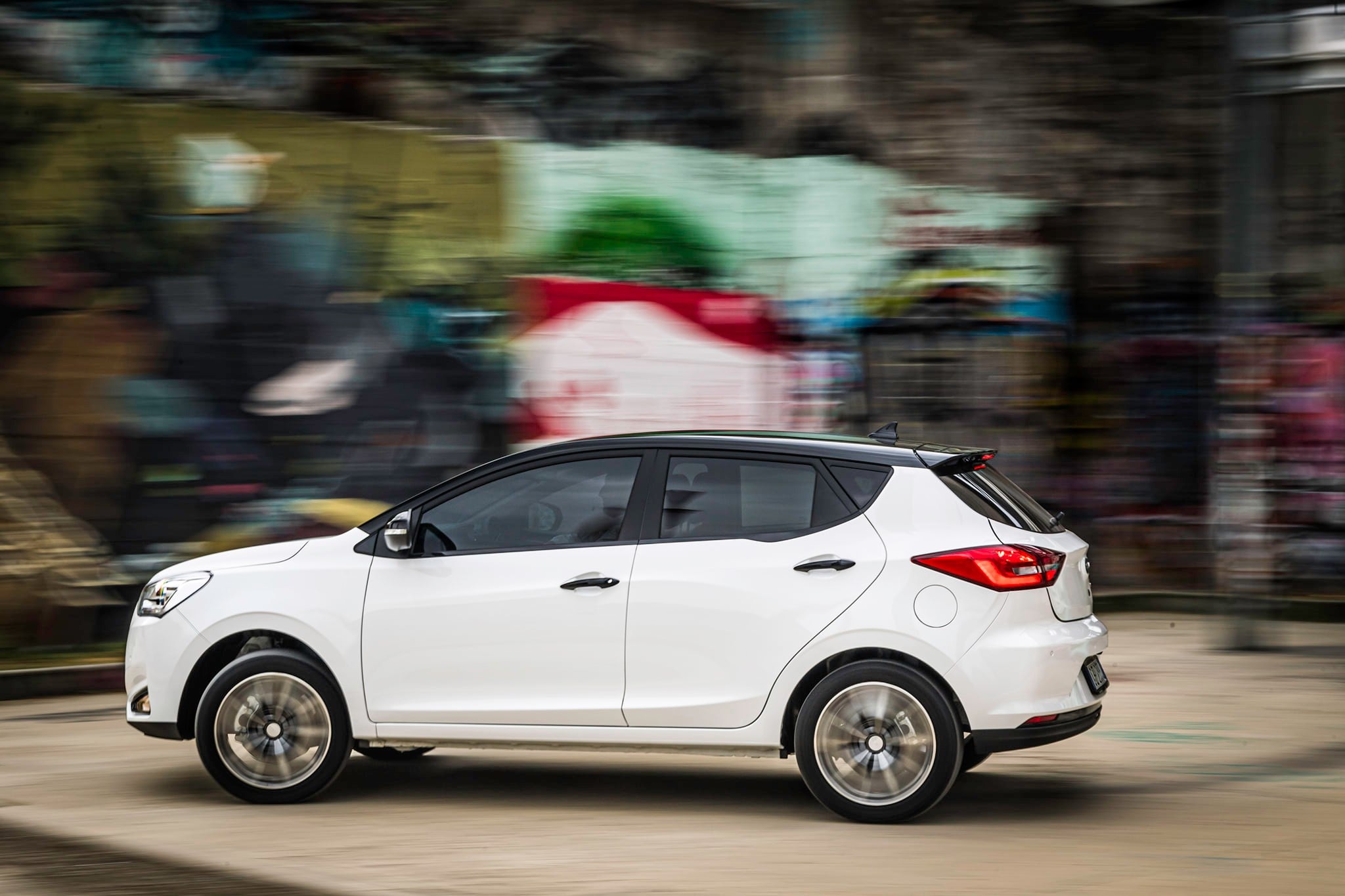 Perfil lateral del EVO 3 que resalta su estética contemporánea.