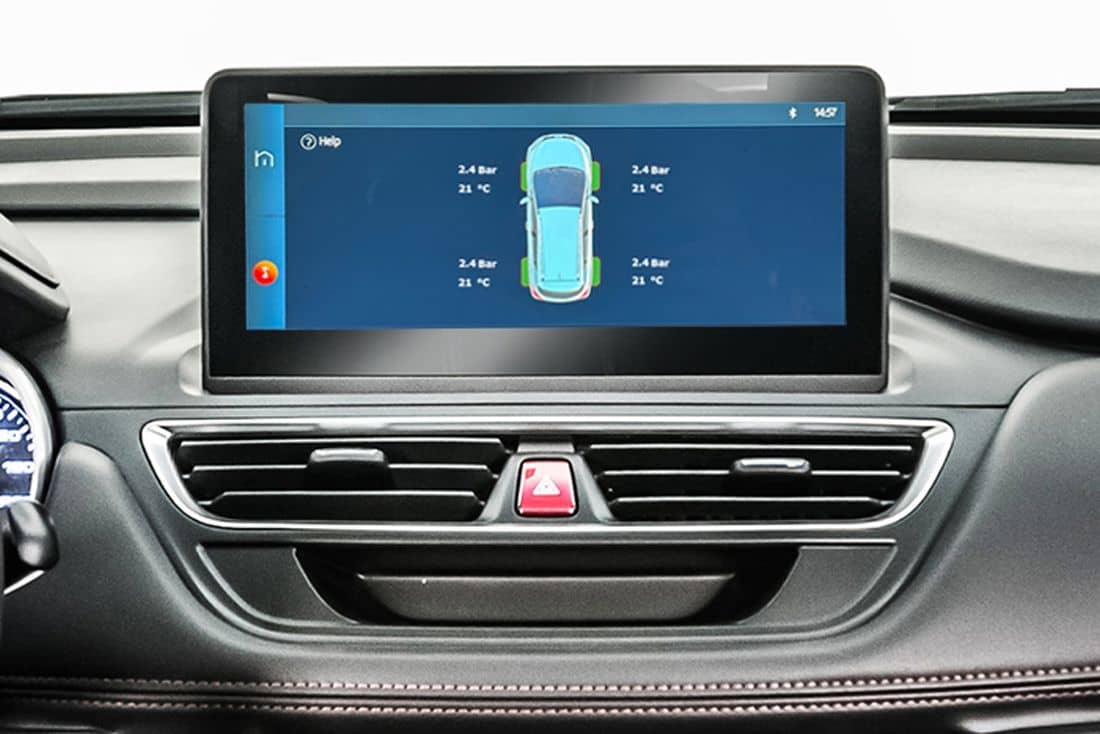 Pantalla mostrando el sistema de asistencia al conductor en acción.