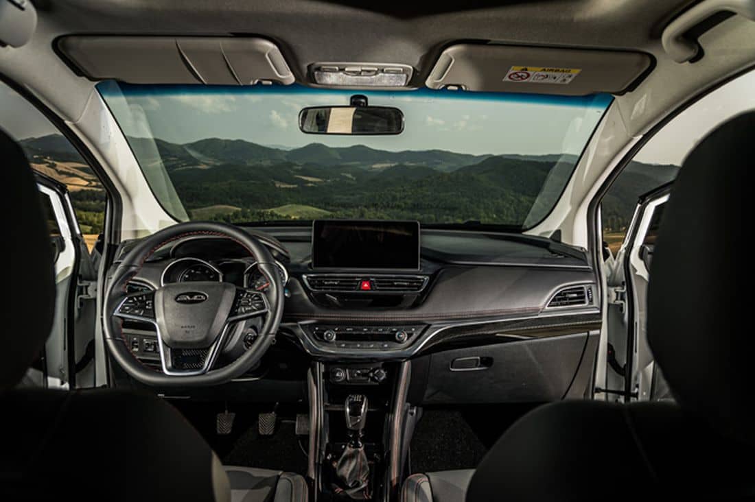 Vista interior desde el techo, resaltando la amplitud y acabados premium.