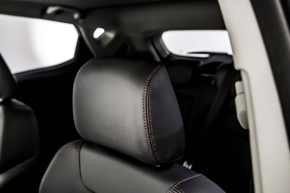 Primer plano de las costuras del asiento, demostrando calidad y confort.