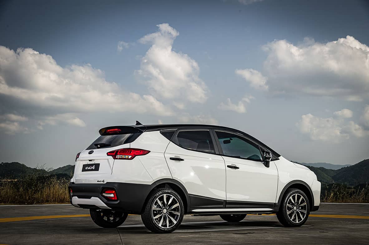 Perspectiva trasera-lateral que destaca la musculatura del vehículo.