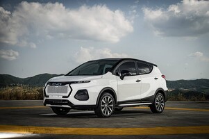 Vista lateral que muestra las líneas deportivas del EVO 4. Vista lateral que muestra las líneas deportivas del EVO 4.