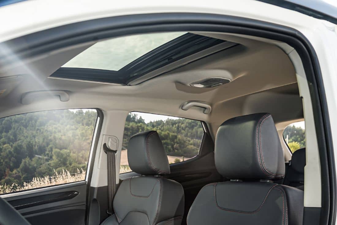 Interior con techo panorámico, enfatizando luminosidad y espacio.