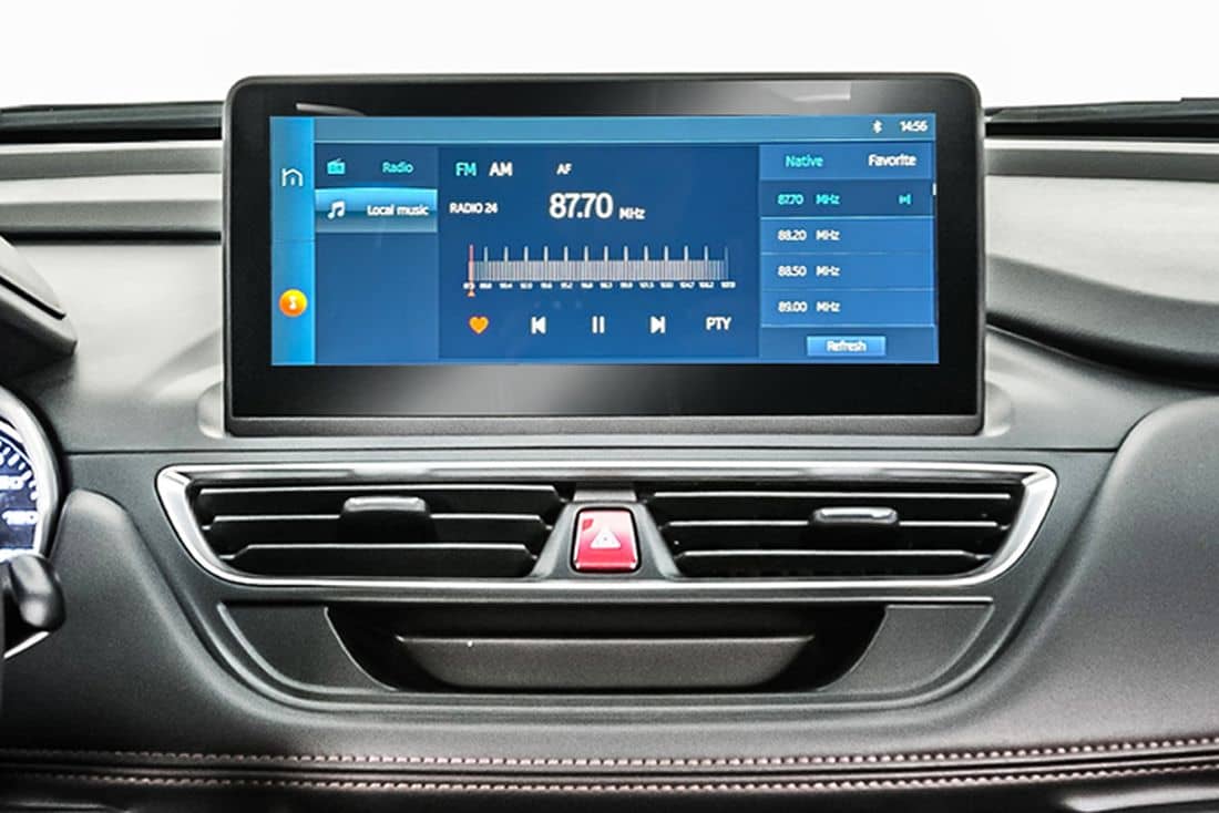Sistema infotainment con interfaz intuitiva y diseño ergonómico.