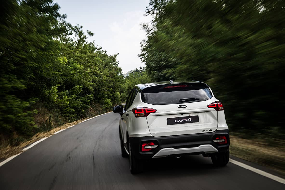 Imagen en movimiento que captura la dinámica trasera del EVO 4.