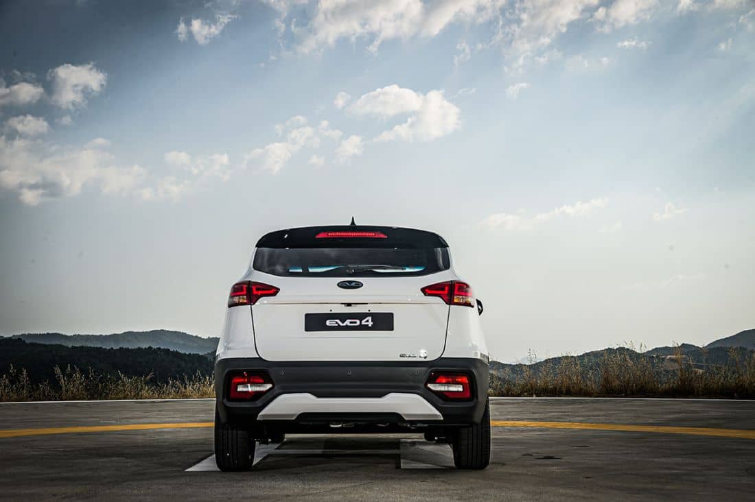 Vista estática de la trasera, mostrando el diseño de los faros y escape.