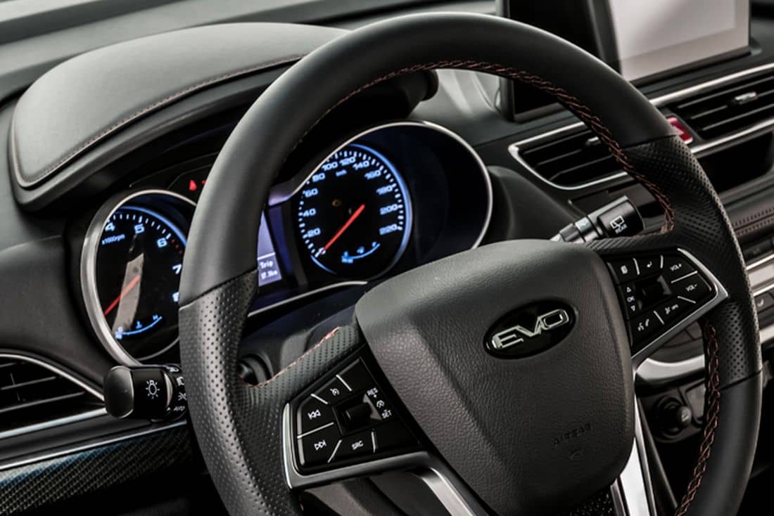 Vista del volante y cuadro de instrumentos digitales con tecnología de punta.