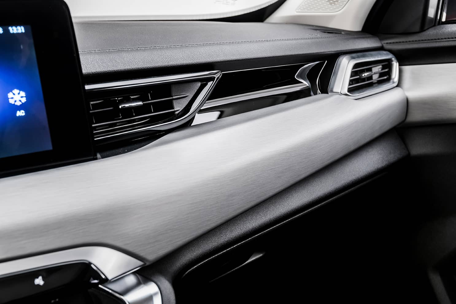 Detalle del diseño interior del Kia, subrayando los acabados modernos y la atención al detalle.