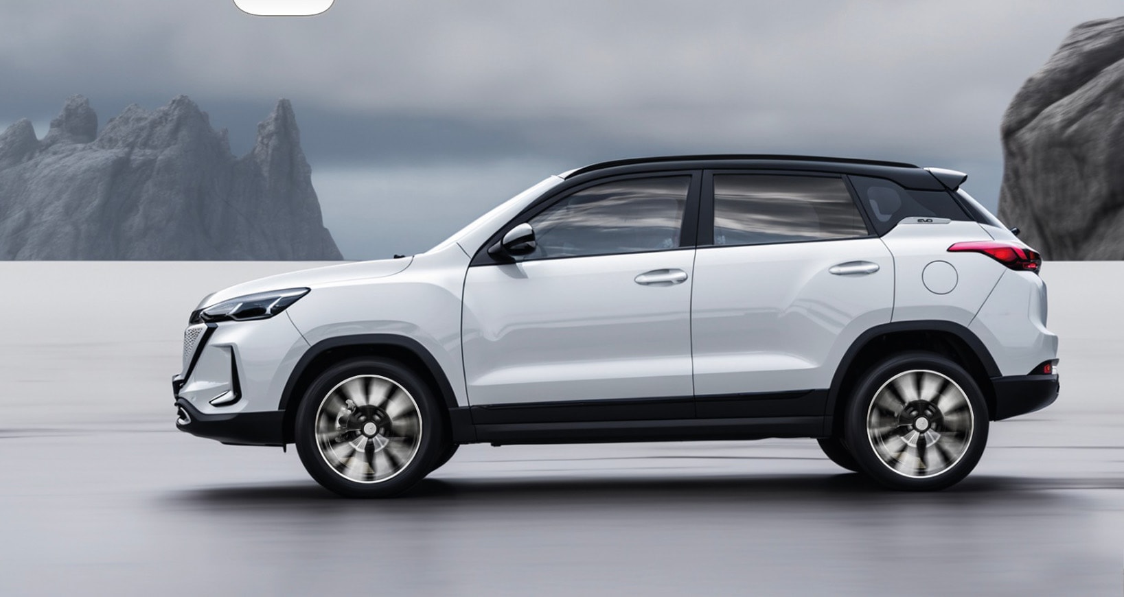 Perfil lateral del EVO 5 en color blanco, diseño moderno y aerodinámico.