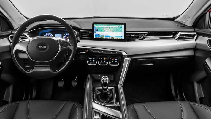 Interior del EVO 5 con enfoque en la consola central y el volante multifunción. Interior del EVO 5 con enfoque en la consola central y el volante multifunción.