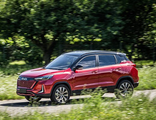 Imagen del Kia avanzando por carreteras rodeadas de vegetación, destacando su adaptabilidad al ambiente. Imagen del Kia avanzando por carreteras rodeadas de vegetación, destacando su adaptabilidad al ambiente.