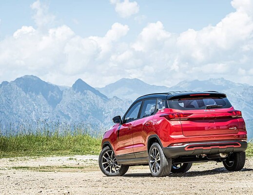 Toma trasera del Kia mostrando su diseño distintivo y su integración con la naturaleza montañosa. Toma trasera del Kia mostrando su diseño distintivo y su integración con la naturaleza montañosa.