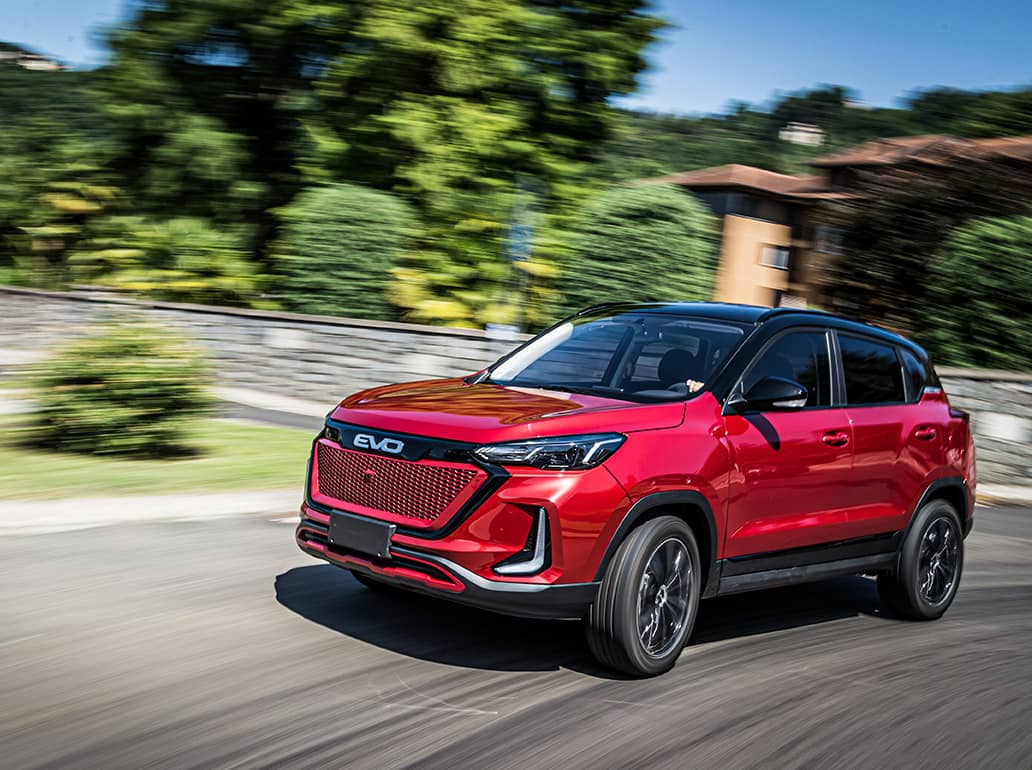 Vista dinámica lateral del Kia en pleno movimiento, reflejando su estilismo y dinamismo.