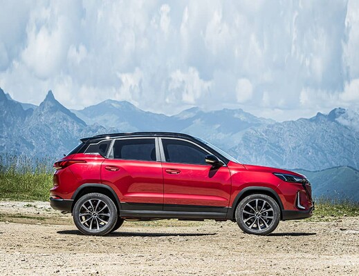 Perfil del Kia destacando su línea de diseño audaz y robusta, en un entorno de montaña dramático. Perfil del Kia destacando su línea de diseño audaz y robusta, en un entorno de montaña dramático.