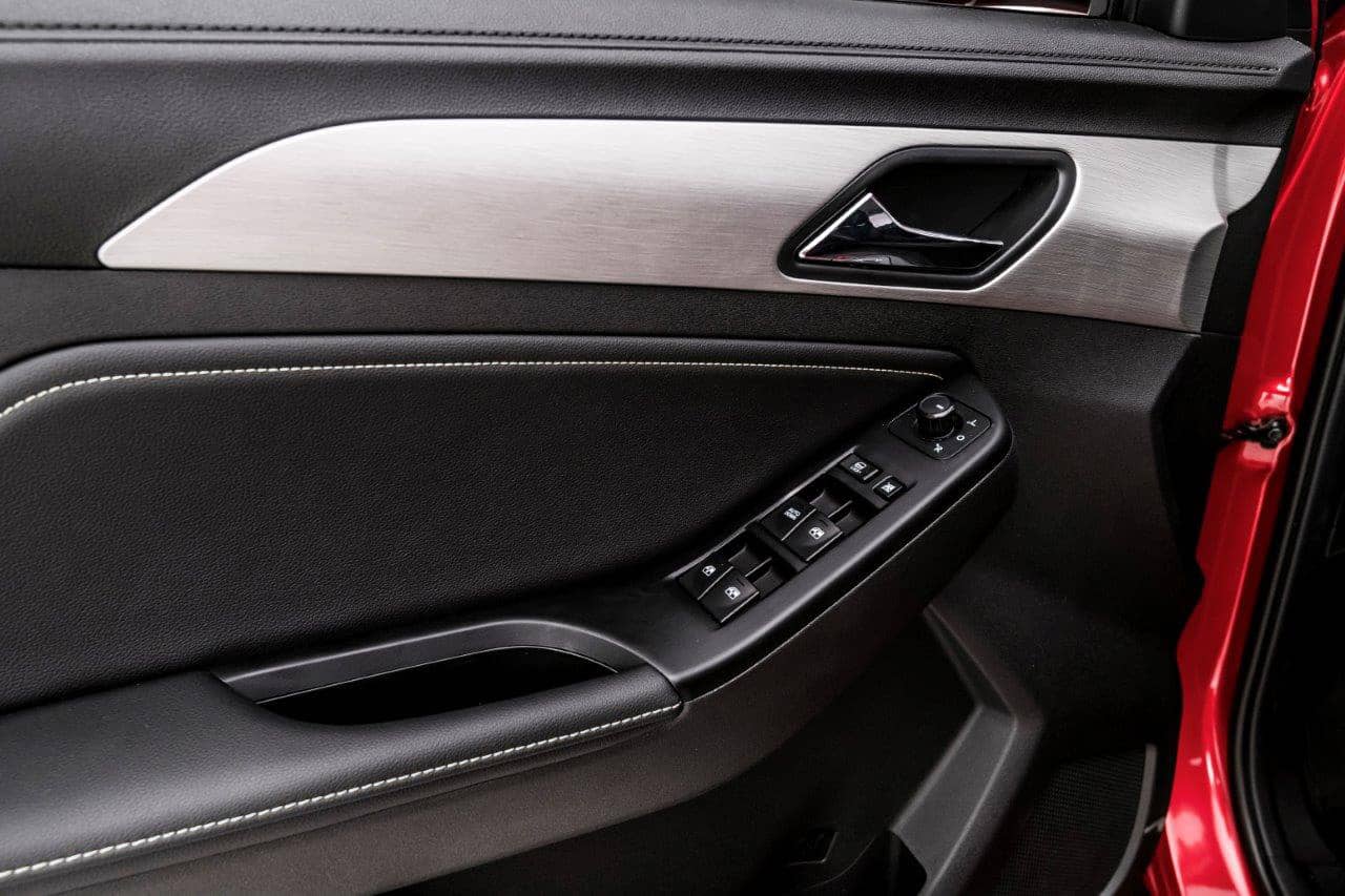 Imagen de los paneles de puerta del Kia, donde se aprecian materiales de calidad y un diseño pensado para la comodidad.