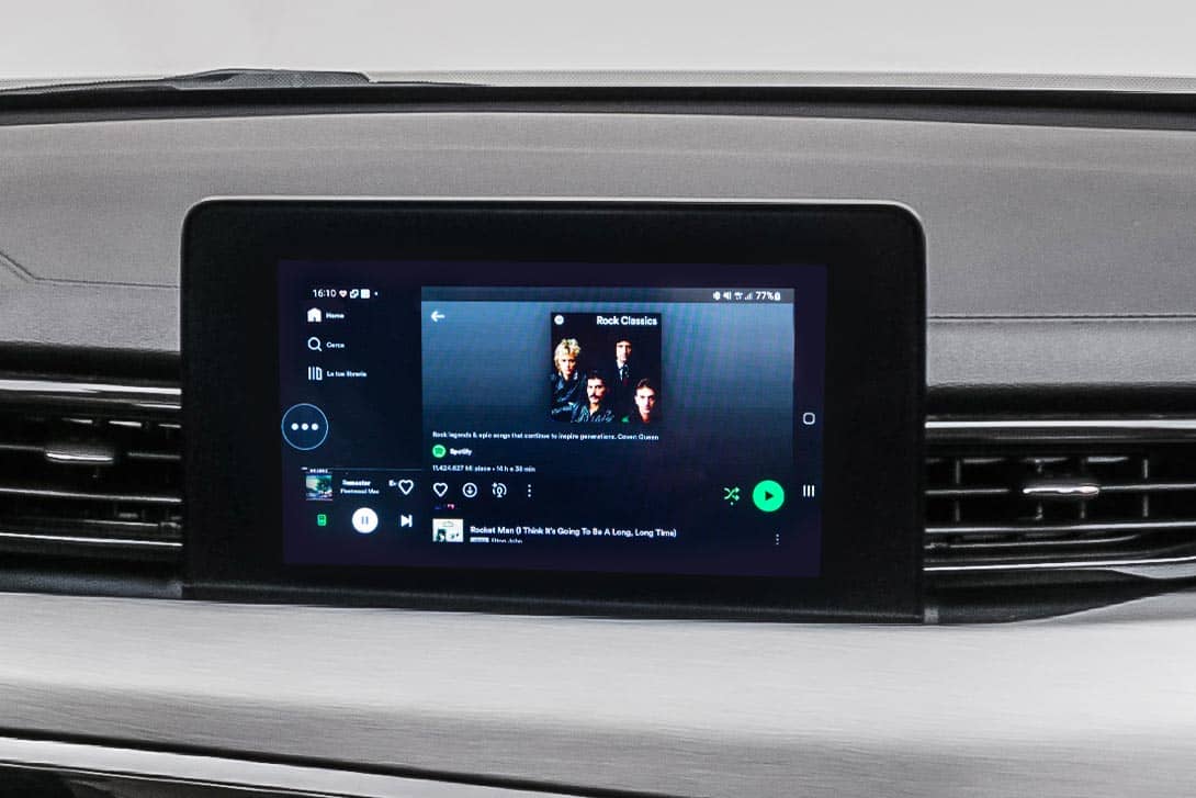 Vista de la pantalla táctil con una aplicación de música en uso, mostrando la interfaz intuitiva del vehículo.