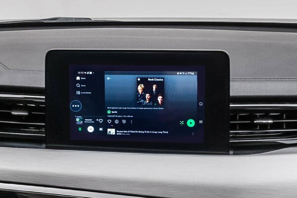 Vista de la pantalla táctil con una aplicación de música en uso, mostrando la interfaz intuitiva del vehículo. Vista de la pantalla táctil con una aplicación de música en uso, mostrando la interfaz intuitiva del vehículo.