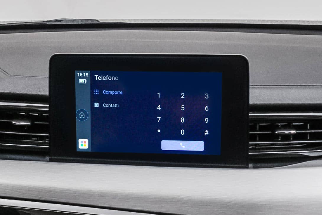 Vista detallada del sistema de infotainment central.