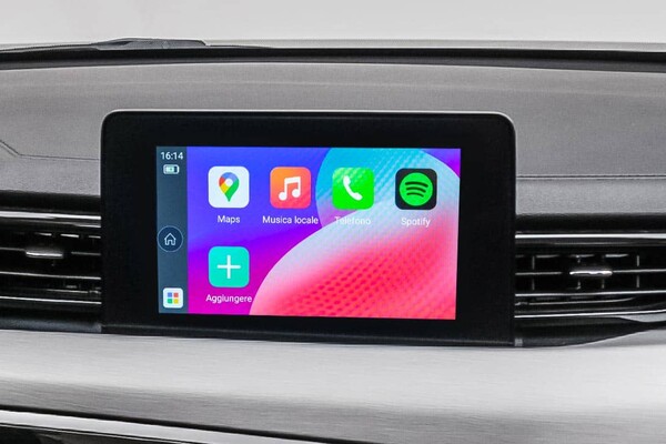 Detalle del sistema de infotainment del Kia, resaltando su tecnología moderna y conectividad. Detalle del sistema de infotainment del Kia, resaltando su tecnología moderna y conectividad.