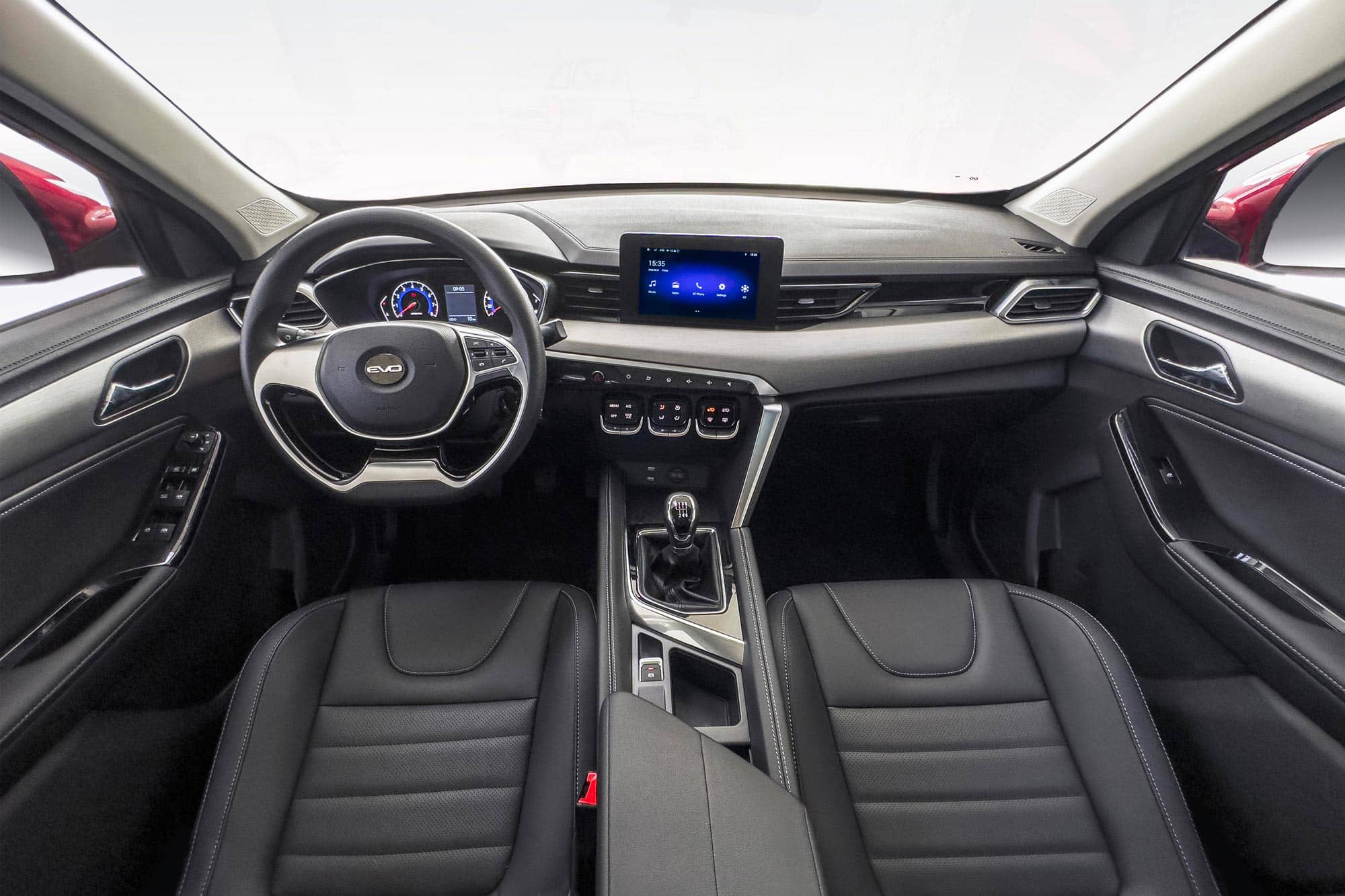 Amplia visión del interior, mostrando asientos y disposición.