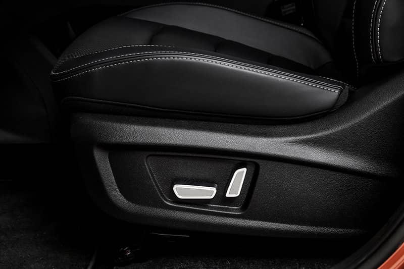 Detalle del sistema de ajuste eléctrico del asiento, indicativo de confort.