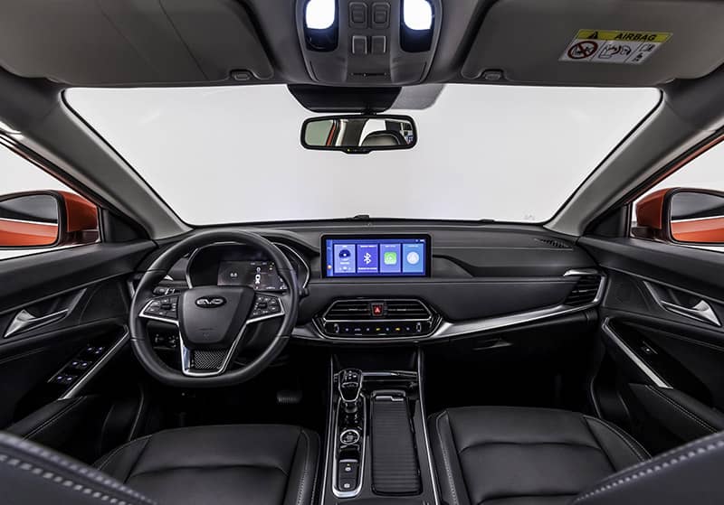 Cabina espaciosa con asientos de cuero y acabados de alta calidad.