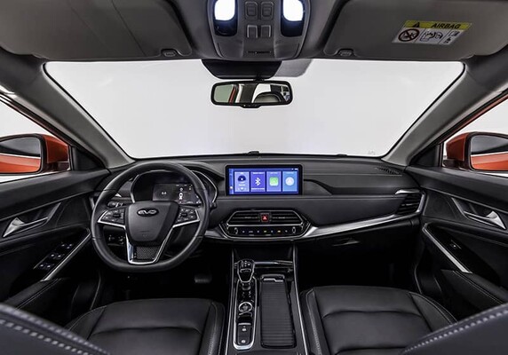 Cabina espaciosa con asientos de cuero y acabados de alta calidad. Cabina espaciosa con asientos de cuero y acabados de alta calidad.