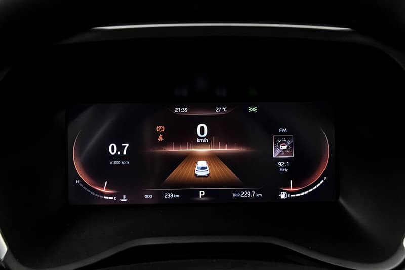 Vista de una avanzada pantalla digital con información de conducción vital.