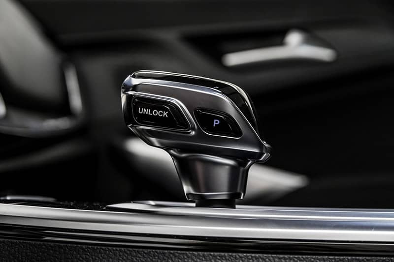 Selector de marchas futurista, muestra de la tecnología de punta del vehículo.