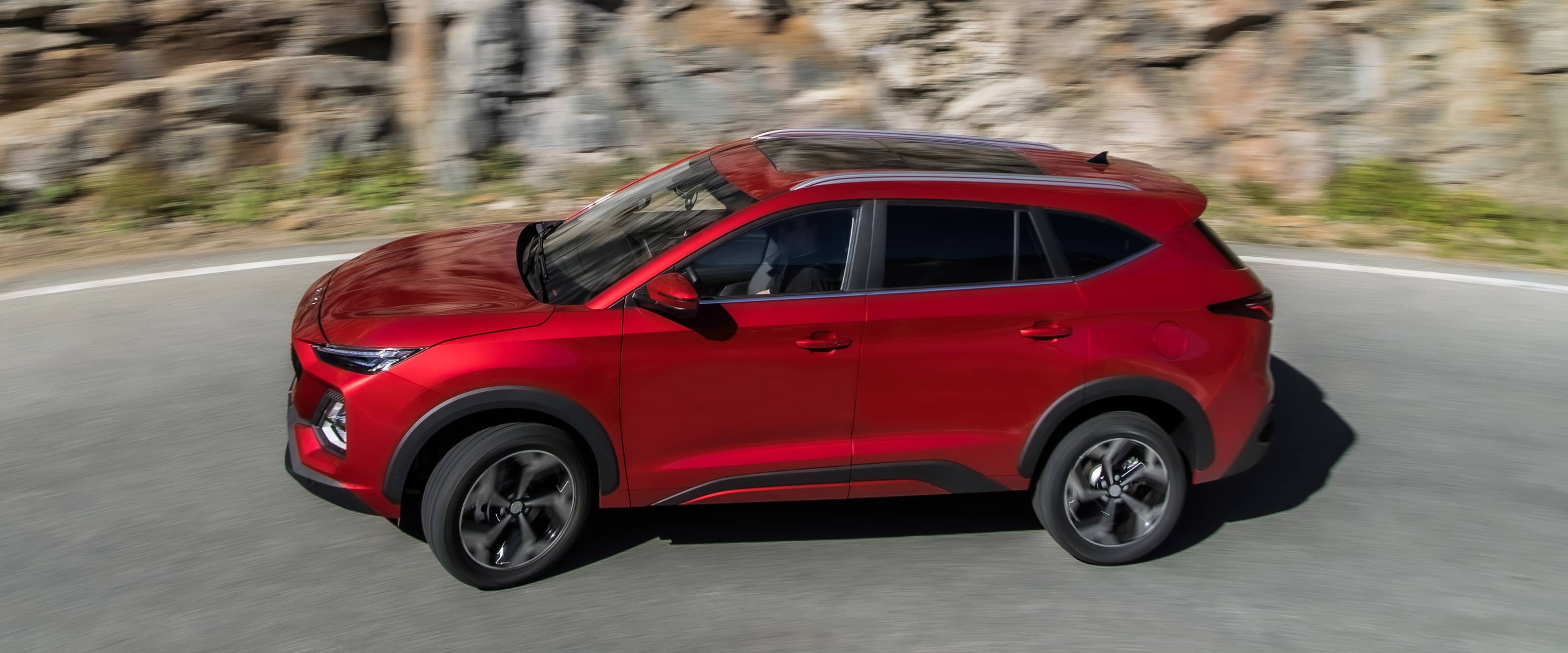 Captura en movimiento que enfatiza la estética en acción del vehículo.