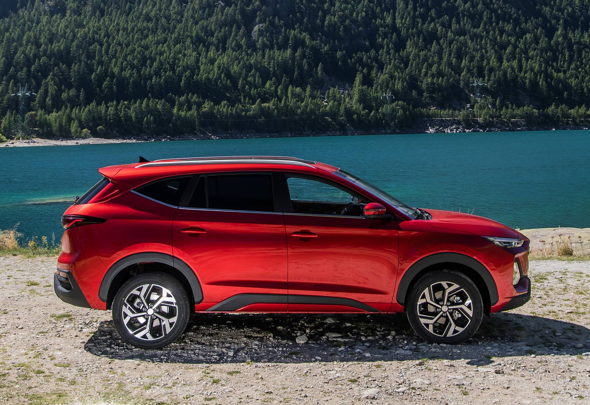 Perfil lateral del SUV resaltando sus líneas dinámicas y ruedas.