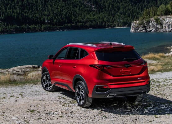 Imagen del vehículo que destaca su diseño trasero y perfil aerodinámico. Imagen del vehículo que destaca su diseño trasero y perfil aerodinámico.