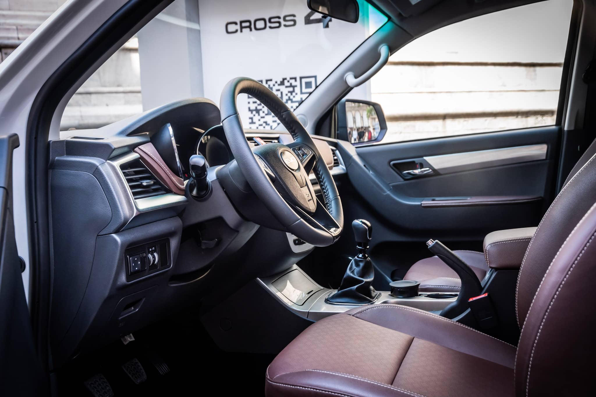 Cabina del EVO Cross4 mostrando volante, asientos y calidad de materiales.