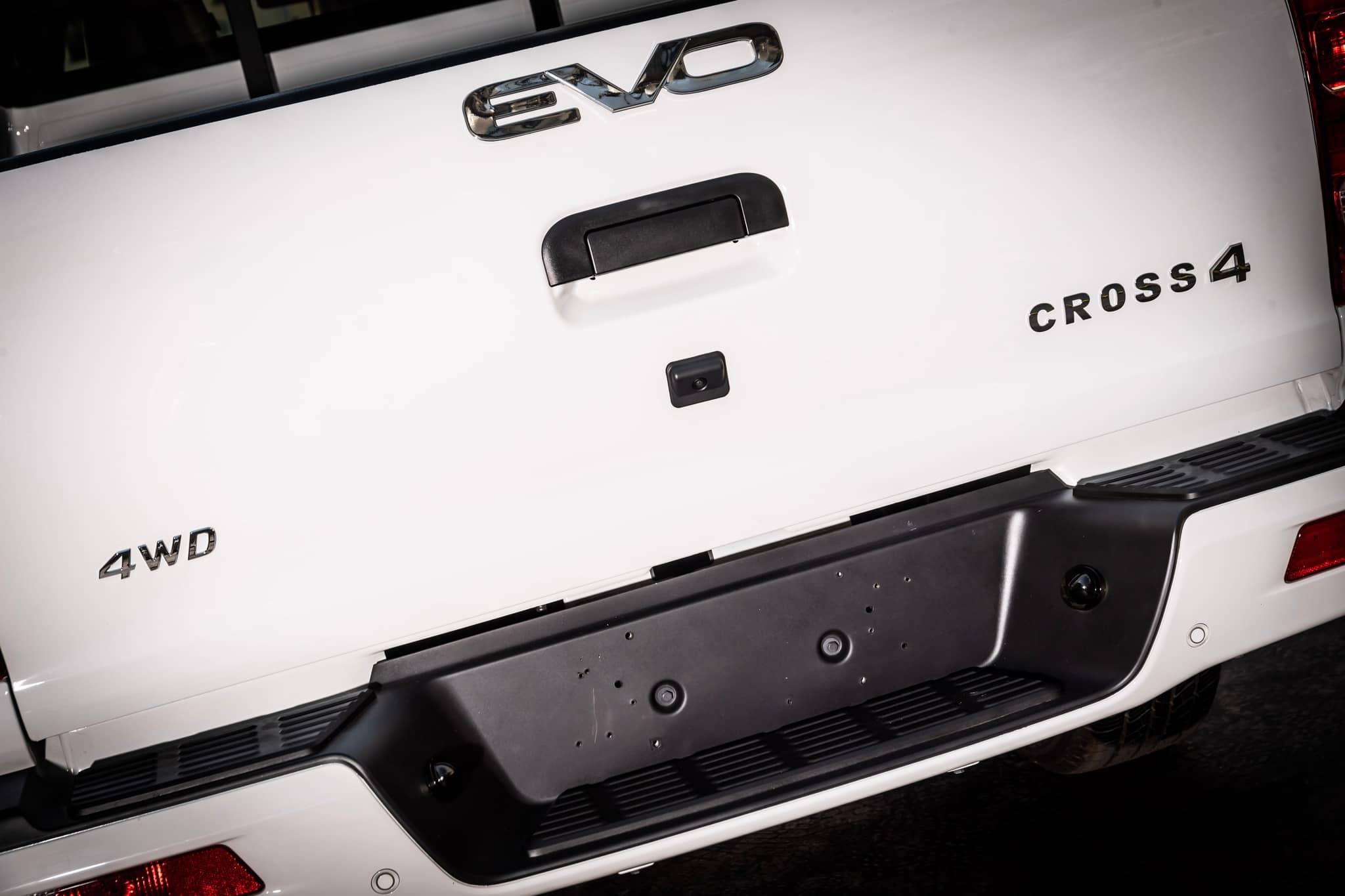 Detalle del portón trasero del EVO Cross4, enfocando en el emblema y 4WD.