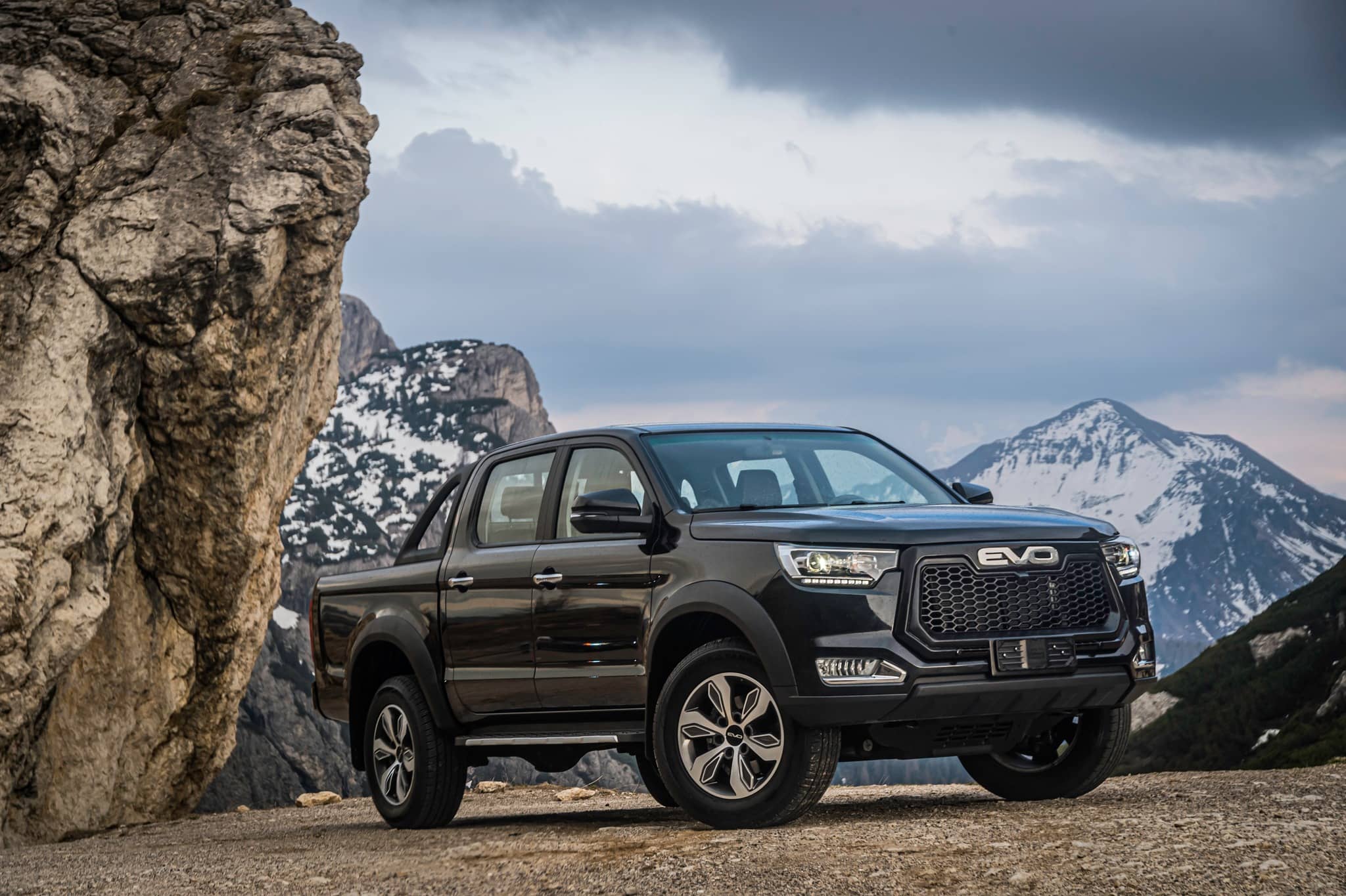 EVO Cross4 estacionado junto a formaciones rocosas, destacando su presencia todo terreno.