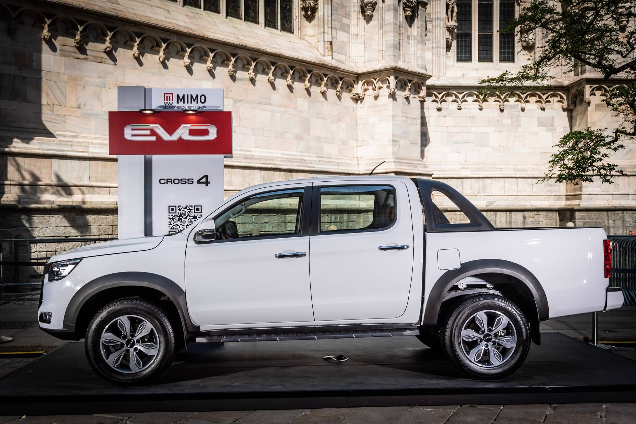 El EVO Cross4 visto de lado en un escenario de exposición, destacando líneas y proporciones.