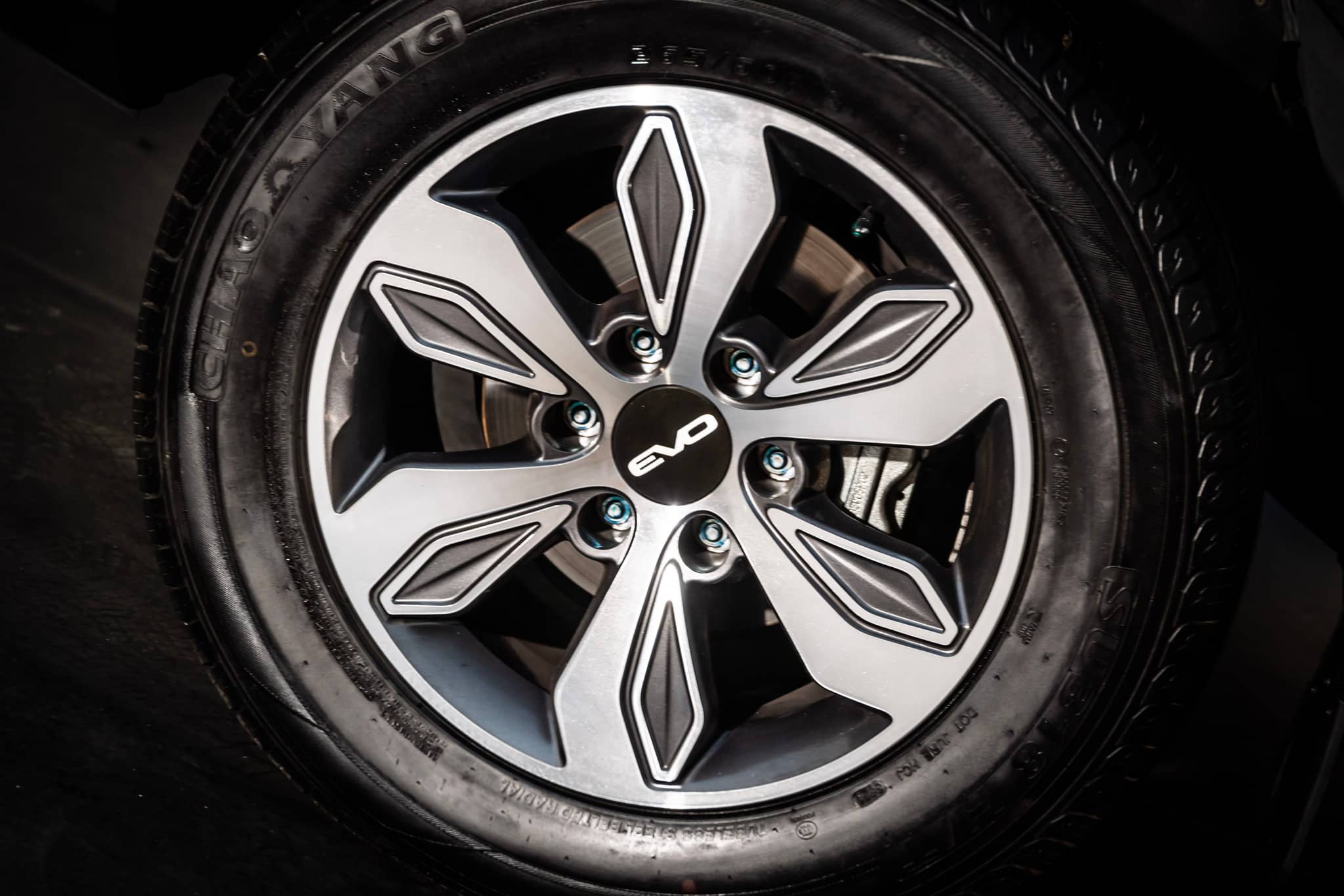 Imagen detallada de la llanta del EVO Cross4, mostrando el diseño y el logotipo.