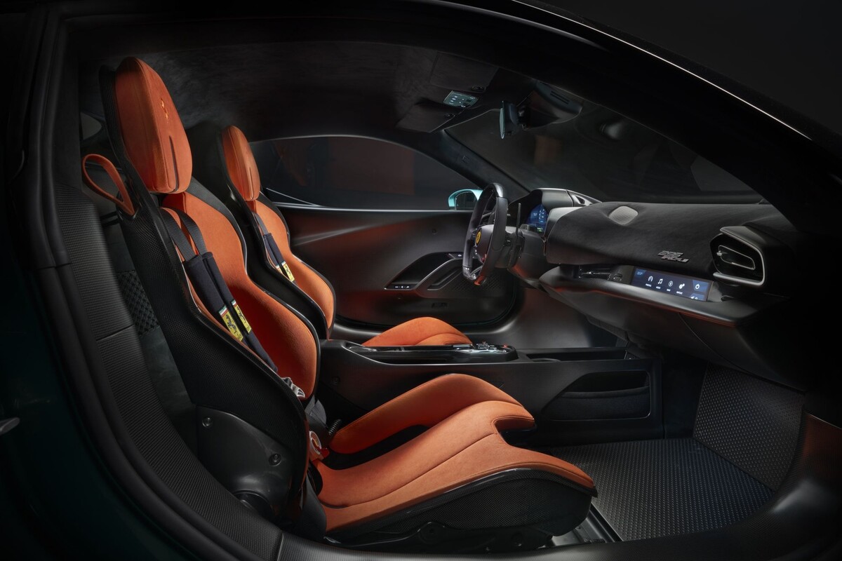 Ferrari 296 tomando una curva en pista, demostrando su rendimiento. Ferrari 296 tomando una curva en pista, demostrando su rendimiento.