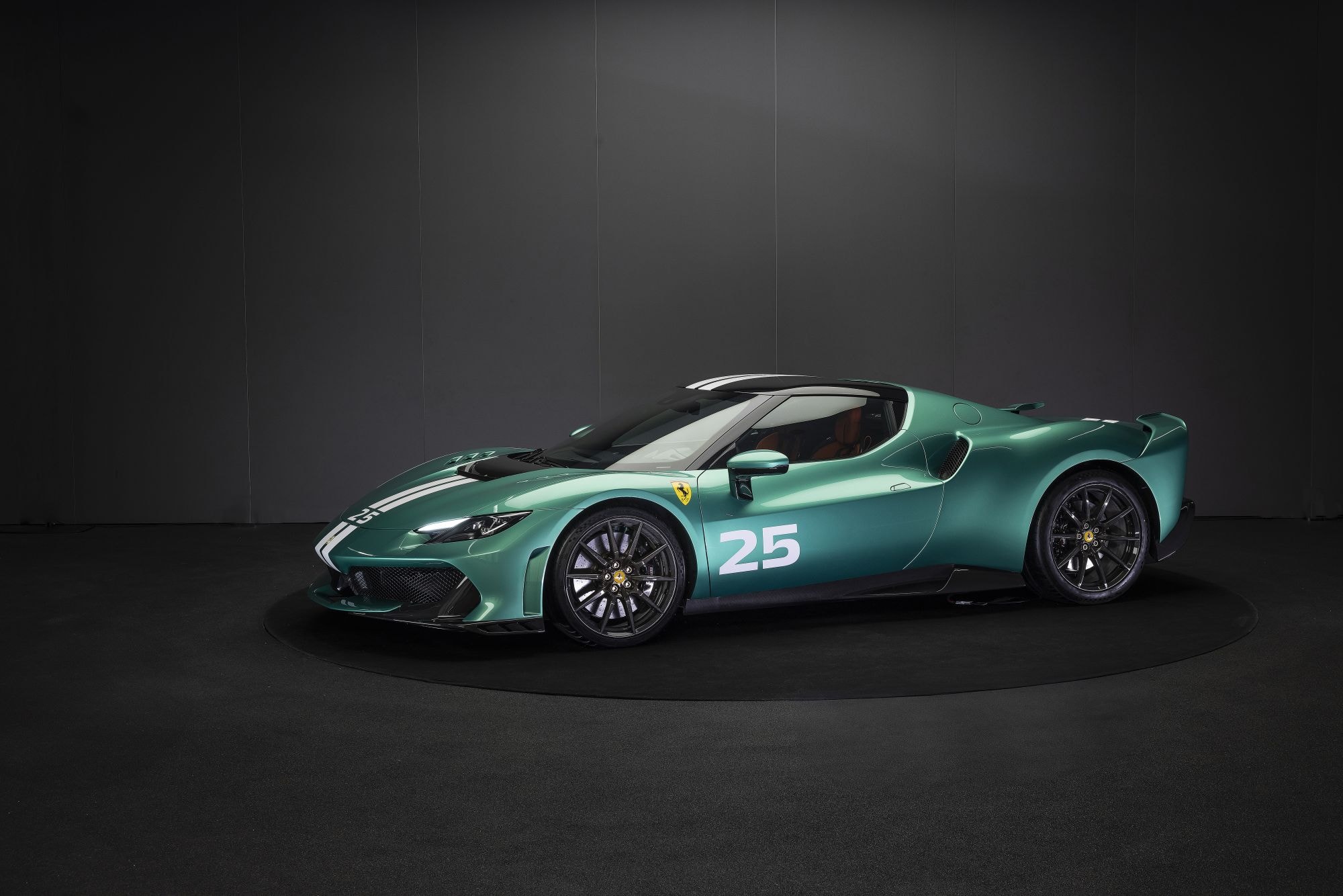 Impresionante vista frontal del Ferrari 296, acentuando su agresividad y estilo deportivo.