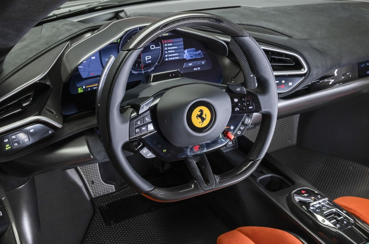 Perfil elegante del Ferrari 296 resaltando su diseño aerodinámico. Perfil elegante del Ferrari 296 resaltando su diseño aerodinámico.