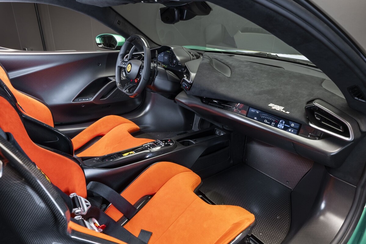 Vista frontal del Ferrari 296 en un circuito, mostrando su agresividad. Vista frontal del Ferrari 296 en un circuito, mostrando su agresividad.