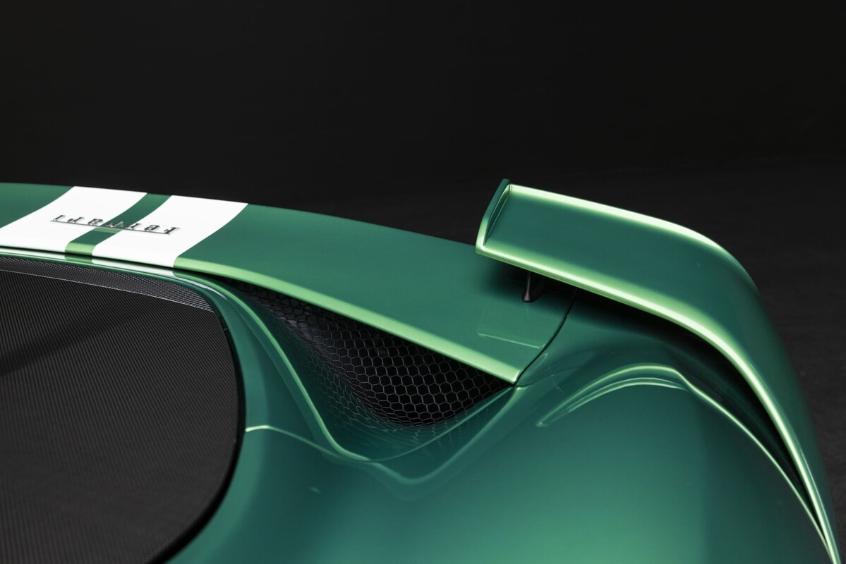 Detalle de la puerta y logo Ferrari en el modelo 296. Detalle de la puerta y logo Ferrari en el modelo 296.