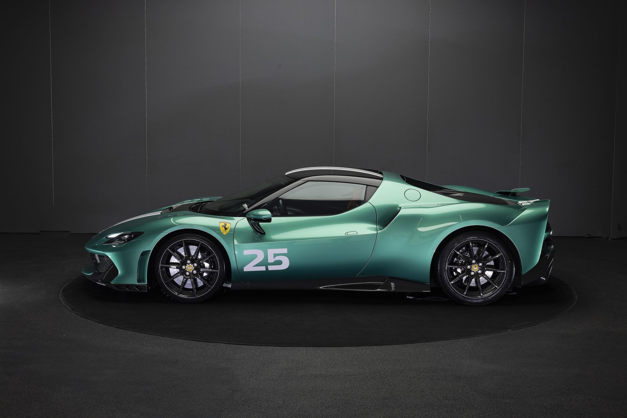 Parte trasera del Ferrari 296, destacando sus luces distintivas.