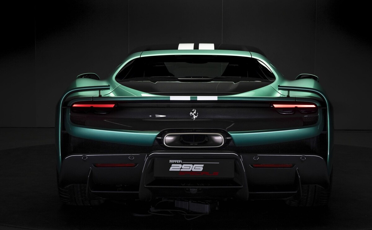Vista posterior del Ferrari 296 mostrando su diseño robusto. Vista posterior del Ferrari 296 mostrando su diseño robusto.
