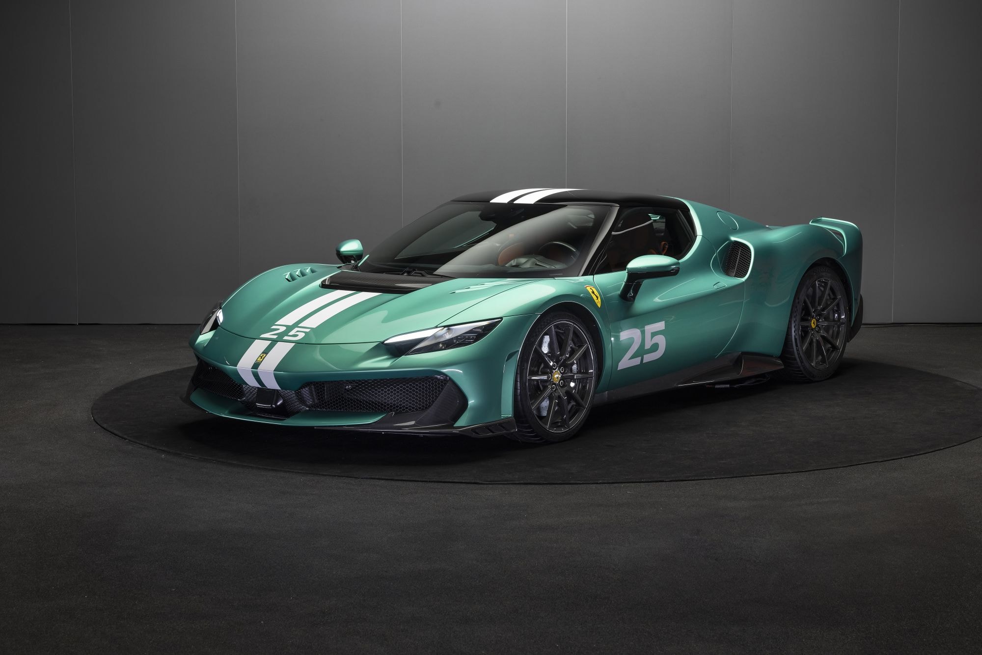 El Ferrari 296 destaca por su diseño aerodinámico y elegante.