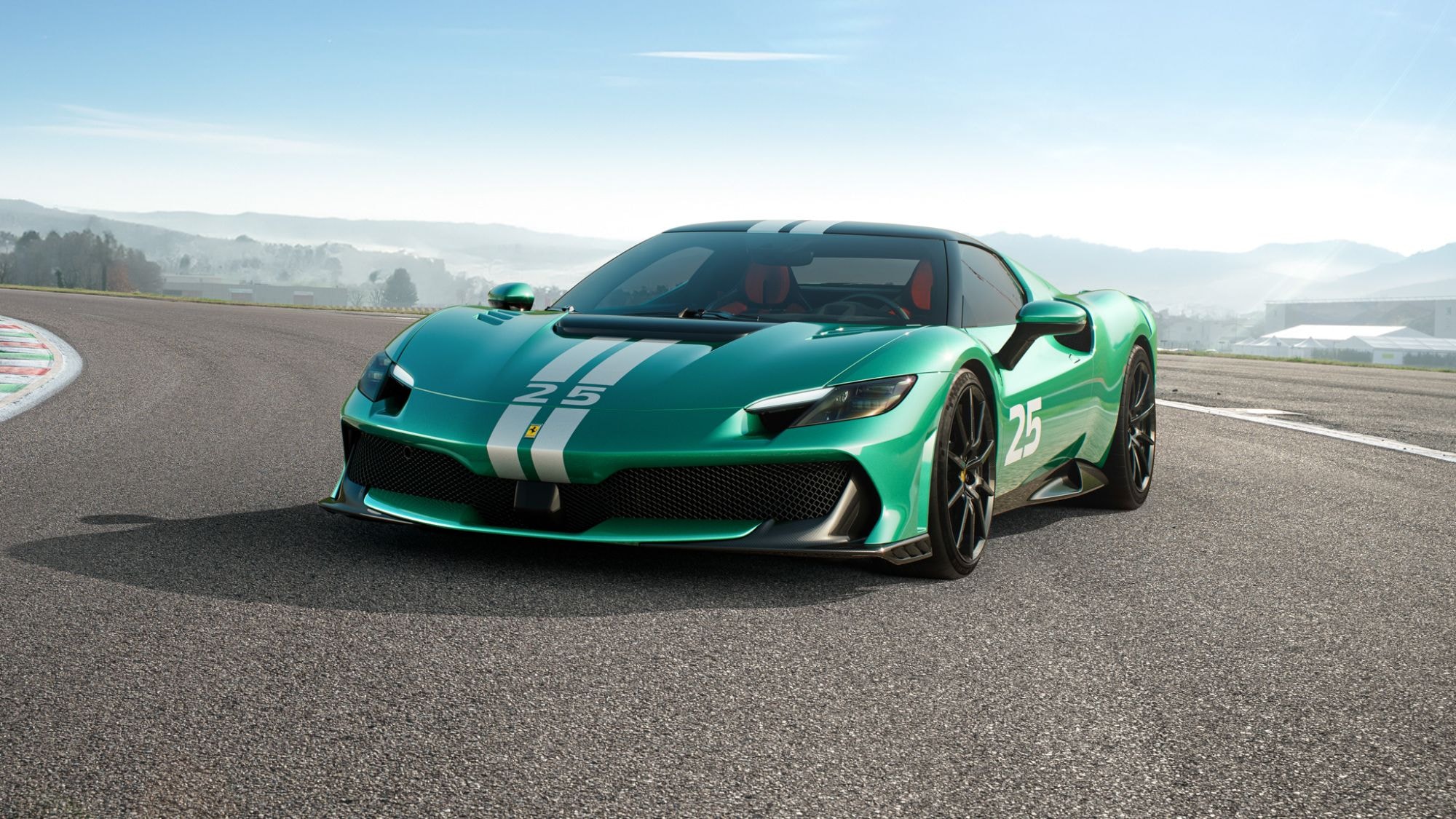 Vista detallada del volante y panel de instrumentos del Ferrari 296.